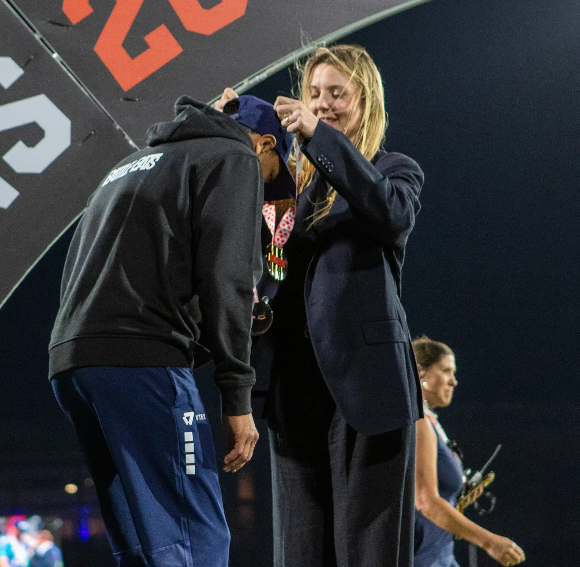 Medal ceremony — Battle of Bats